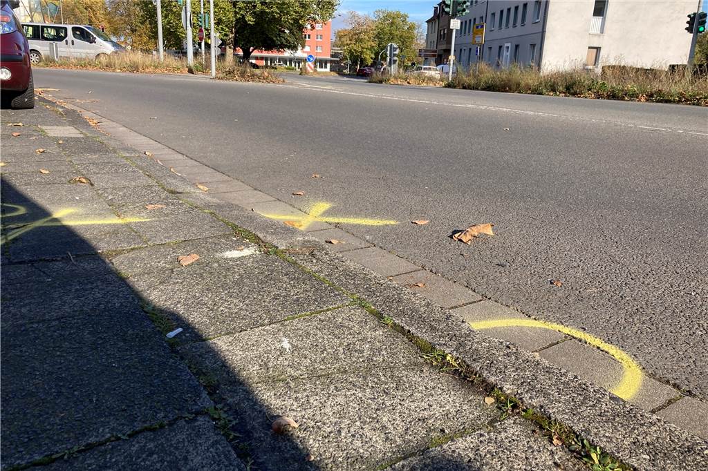 Nach Unfall an B235: Polizei prüft Verkehrssituation am Engelsburgplatz Am Montag (25.10.) weisen noch Markierungen auf den schlimmen Unfall hin.