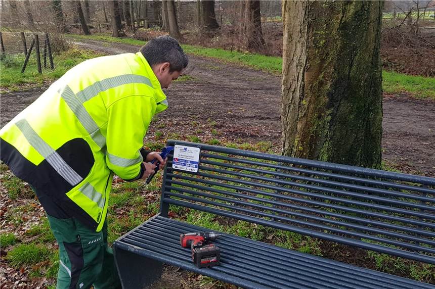 100 SOS-Bänke machen schnelle Hilfe in Ahaus möglich Am Montag brachte ein Mitarbeiter des städtischen Baubetriebshofes das letzte Hinweisschild an einer SOS-Bank an.
