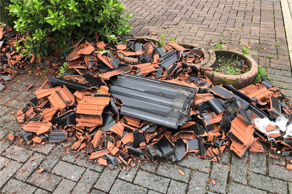 Schock am Esstisch: Blitzeinschlag in Dach beendete spätes Frühstück Am Montag lagen noch die zerborstenen Dachpfannen vor dem Haus, die die Fuerwehr entfernen musste, um alle Glutnester zu löschen