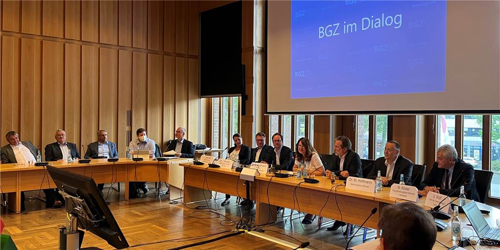 Forschung zu verlängerter Zwischenlagerung in Ahaus – „Gibt es keinen Plan B?“ Am Montag stellte die BGZ ihr Forschungsprogramm zum Thema verlängerte Zwischenlagerung vor. Davon betroffen ist auch der Standort Ahaus.
