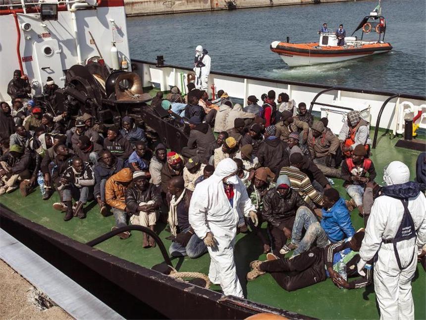 Entsetzen nach Tod hunderter Flüchtlinge im Mittelmeer Am Montag waren 144 Flüchtlinge vor der Küste Libyens gerettet worden. Neun Leichen wurden geborgen. Foto: Francesco Arena
