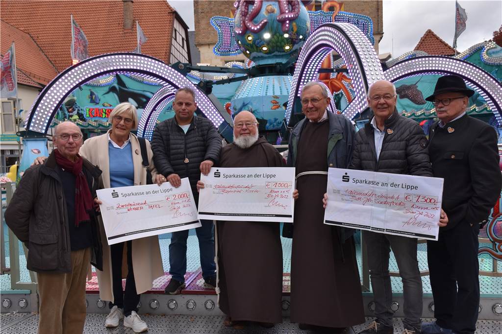 Sim-Jü-Liveblog: Der Krammarkt ist vorbei, jetzt kommt der Kirmes-Endspurt v.l. Dieter Schimmel, Kirsten Schulz, Otto Wendler, Pater Norbert, Pater Gisbert, Dr. Luitger Honé und Rainer Schulz.