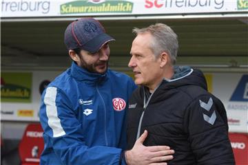 Am Montagabend treffen die Teams von Mainz-Coach Sandro Schwarz (l) und SC-Trainer Christian Streich aufeinander. Foto: Patrick Seeger
