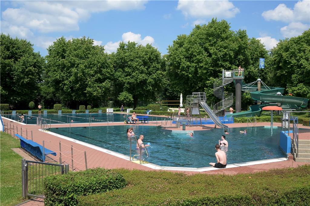 Früher Freibadstart „lohnt sich immer“: Viele gute Badetage angesagt Badegäste vergnügen sich im Wasser