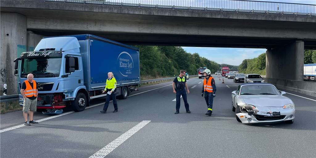 Unfall auf der A 31 in Dorsten: Auto kracht in Lkw Am Montagmorgen gab es auf der A 31 einen Unfall.. Der Verkehr wurde einspurig an der Unfallstelle vorbei geleitet.