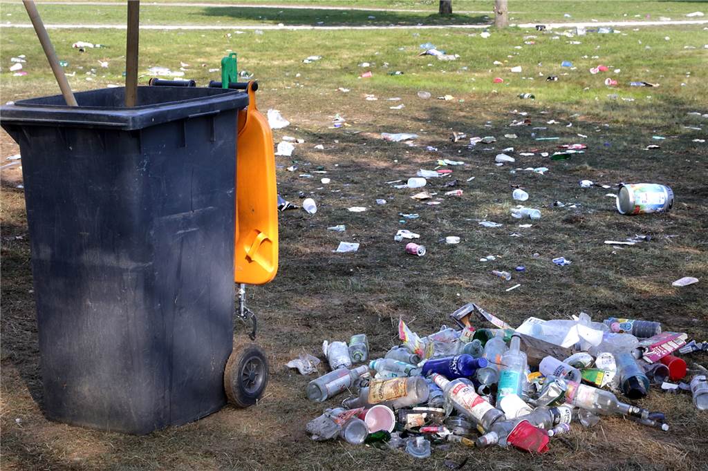 Polizei und Ordnungsamt: „So wünscht man es sich, wenn junge Leute feiern“ Am Montagmorgen wurden die Müllreste im Westuferpark beseitigt.