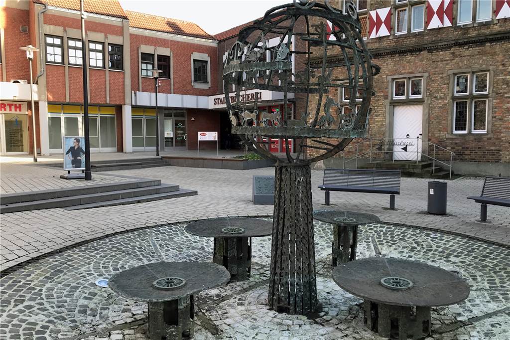 Mit Video: Diese Geschichte steckt hinter der Bronzekugel an der Südmauer Am Moormannplatz gibt es auch heute noch einen Brunnen.