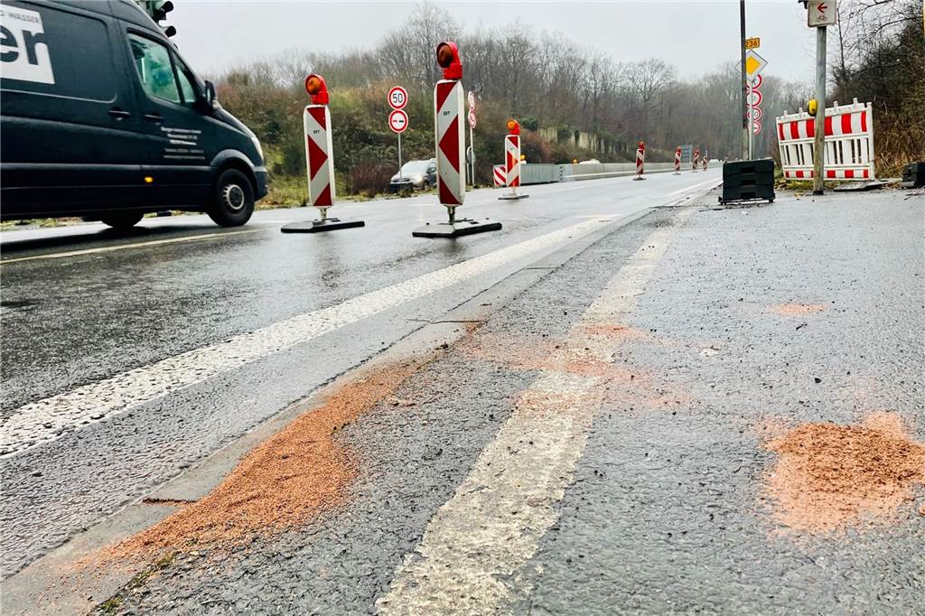 Lkw verlor Schlachtabfälle auf B236: Reste von Tieren und Blut auf der Fahrbahn Am Morgen danach erinnerten nur noch der Geruch und ein wenig Streumittel an den ungewöhnlichen Unfall am Vorabend.