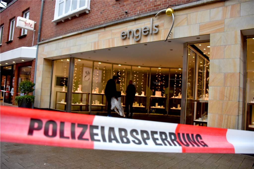 Nach Überfall auf Goldschmiede Engels: Komplette Beute ist sichergestellt Am Morgen des 16. Februars hatten zwei 17 und 22 Jahre alte Männer aus Rotterdam die Goldschmiede Engels überfallen. Dabei erbeuteten sie Schmuckstücke im Wert von über 100.000 Euro. Kurze Zeit nach dem Überfall wurden sie verhaftet. Sie befinden sich in Untersuchungshaft.