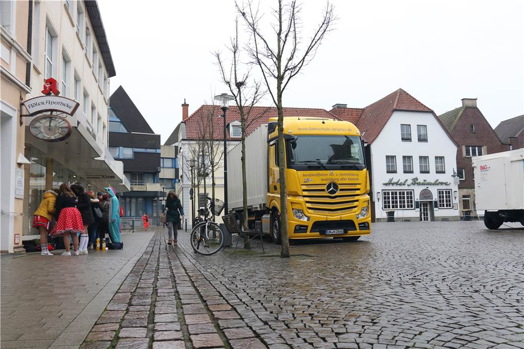 Noch ist der Marktplatz etwas trostlos anzusehen. Aber das ändert sich, bevor der Umzug um 14.11 Uhr startet.