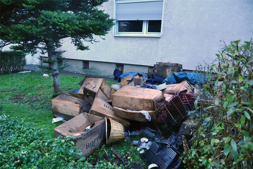 Lüner Feuerwehr am Wochenende im Dauereinsatz Am Morgen nach dem Brand: Im Vorgarten des Hauses in der Düppelstraße liegen vom Feuer in Mitleidenschaft gezogene Gegenstände.