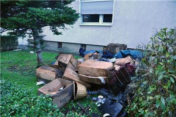 Am Morgen nach dem Brand: Im Vorgarten des Hauses in der Düppelstraße liegen vom Feuer in Mitleidenschaft gezogene Gegenstände.