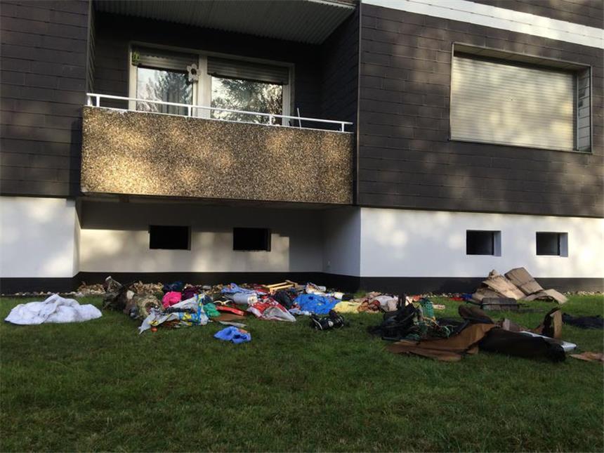 Ursache für Feuer in Lünen war Brandstiftung Am Morgen nach dem Feuer: Spuren des Brandes vor dem Haus in der Bismarckstraße in der südlichen Lüner Innenstadt.
