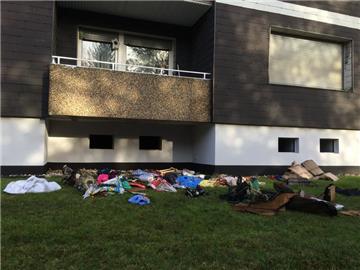 Am Morgen nach dem Feuer: Spuren des Brandes vor dem Haus in der Bismarckstraße in der südlichen Lüner Innenstadt.