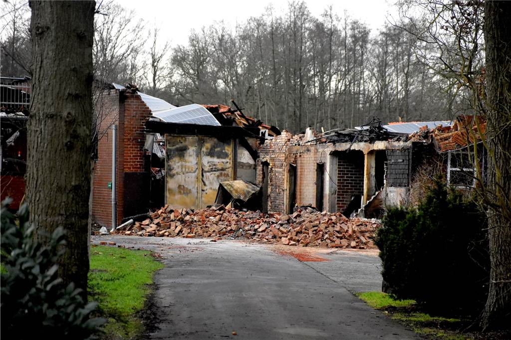 Am Morgen nach der Brandnacht wird der ganze Schaden deutlich. Die ehemalige Tenne ist völlig ausgebrannt. Auch das angrenzende Wohnhaus wurde durch die enorme Hitze beschädigt. 