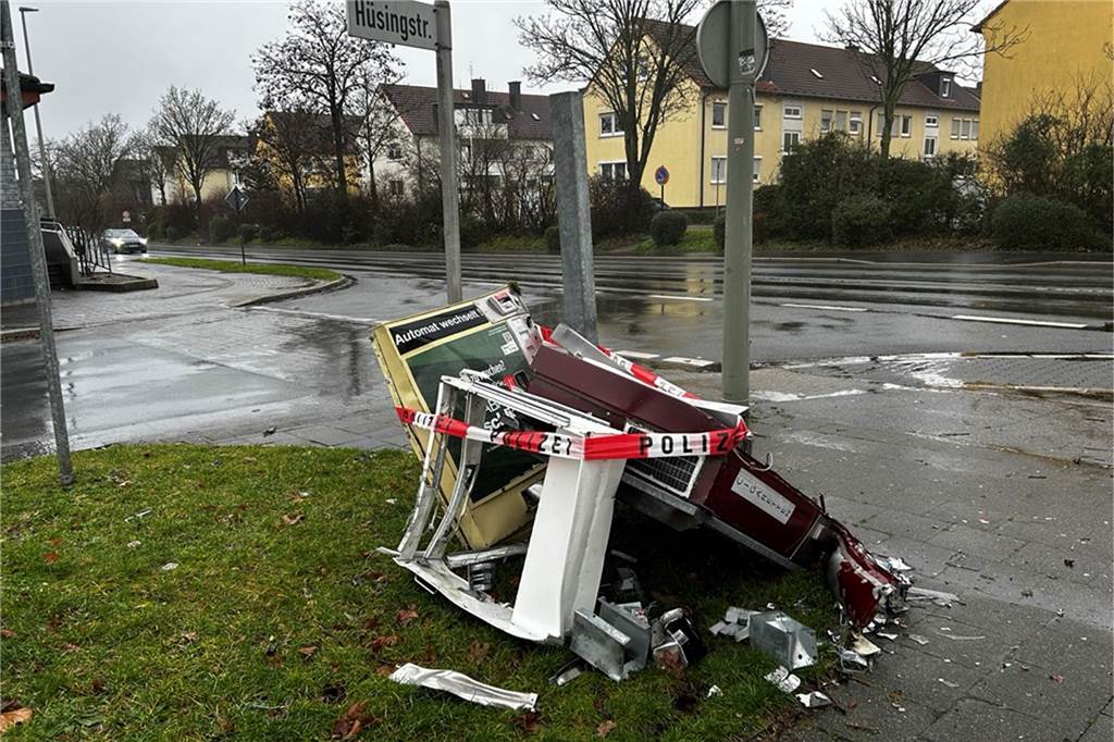 Zigarettenautomat in Werne gesprengt: Lauter Knall weckt Zeugen in der Nacht Am Morgen nach der Sprengung sieht man die Spuren an der Stockumer Straße noch deutlich.