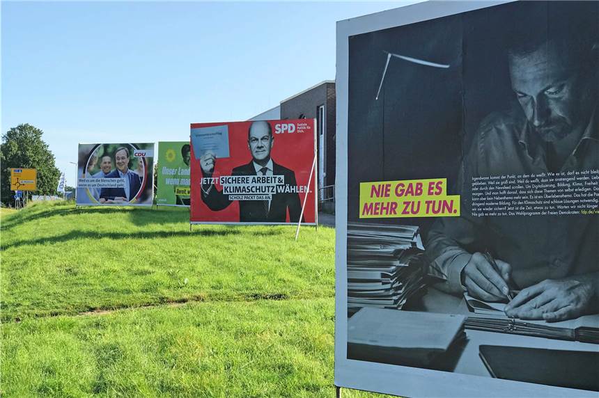 Kritik an Politikern funktioniert nicht über blinde Zerstörungswut Am Münsterknapp sind die großen Parteien mit ihren Wahlkampfplakaten vertreten. Noch sind diese unversehrt.