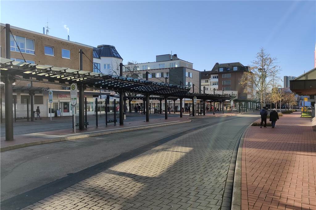 Warnstreik: Weniger Kunden auf dem Wochenmarkt in der Altstadt Der Münsterplatz wirkt am Dienstag (14.2.) wie leergefegt.