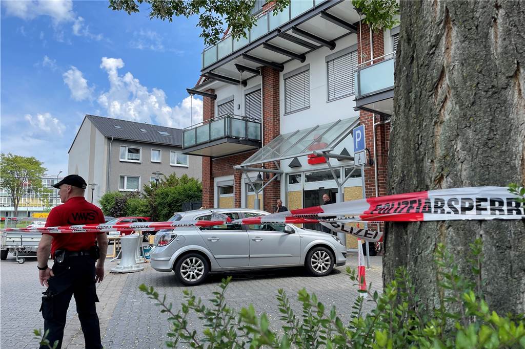 Sparkassen-Sprengung: Täter lag schreiend am Boden, um ihn rum Geldscheine Am Nachmittag an der Sparkasse Henrichenburg: Hier ist in der Nacht zu Donnerstag ein Automat gesprengt worden.