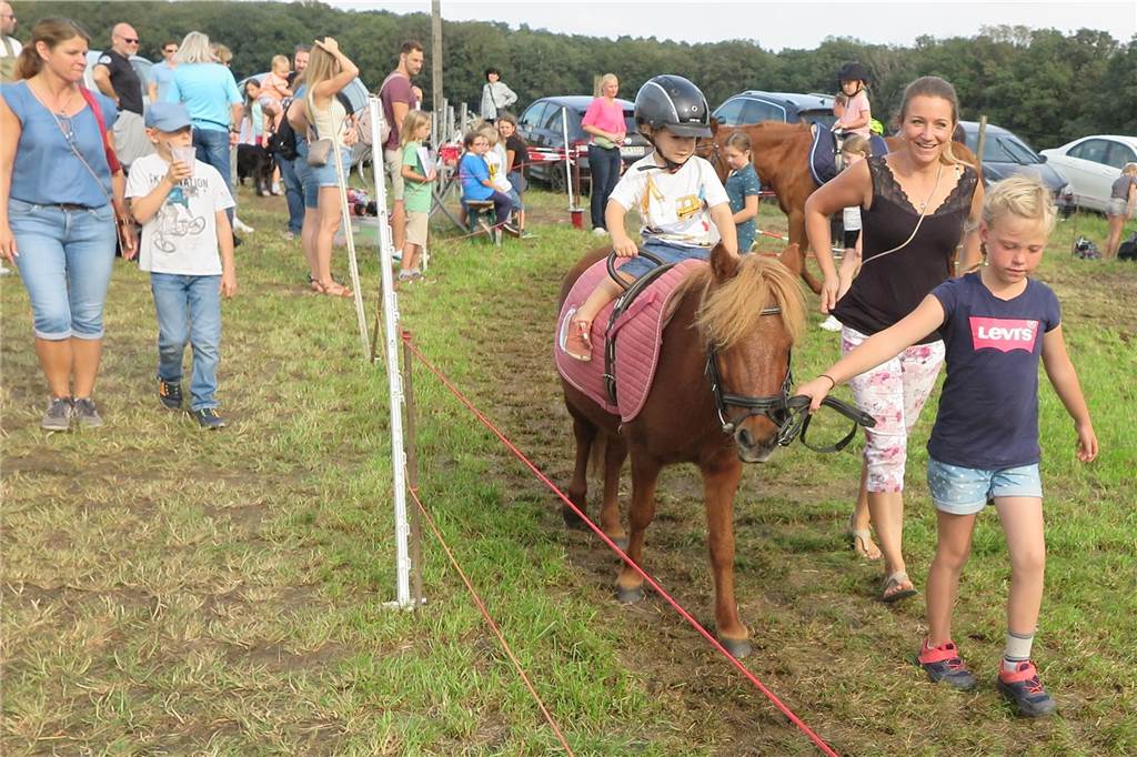 Besterner Bauernmarkt: Viele Besucher strömten zum Sonnenhof Am Nachmittag bot Reitlehrerin Melanie Schürmann Ponyreiten an.