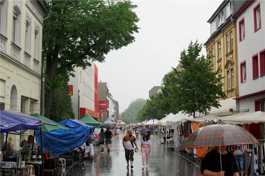Habinghorster Trödelmarkt kehrt zurück - und sorgt für Diskussionen Am Nachmittag bummelten aufgrund des Wetters nur noch wenige Besucher auf der Langen Straße.
