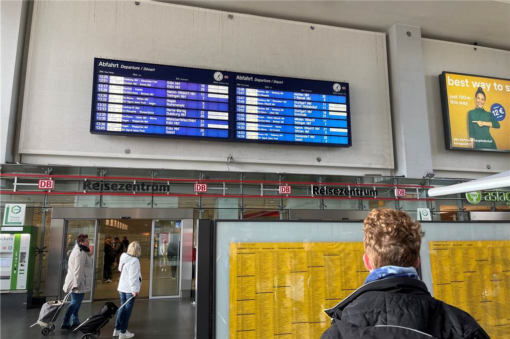 Zugverkehr rollt wieder – Störungen dauerten bis in den späten Abend Am Nachmittag (gegen 13.30 Uhr) werden weiterhin Verspätungen und Ausfälle auf der Anzeigetafel angezeigt.