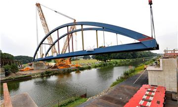 Am Nachmittag hing die Brücke schließlich an allen drei Kränen – Millimeter für Millimeter wurde sie dann auf die Widerlager gesetzt.