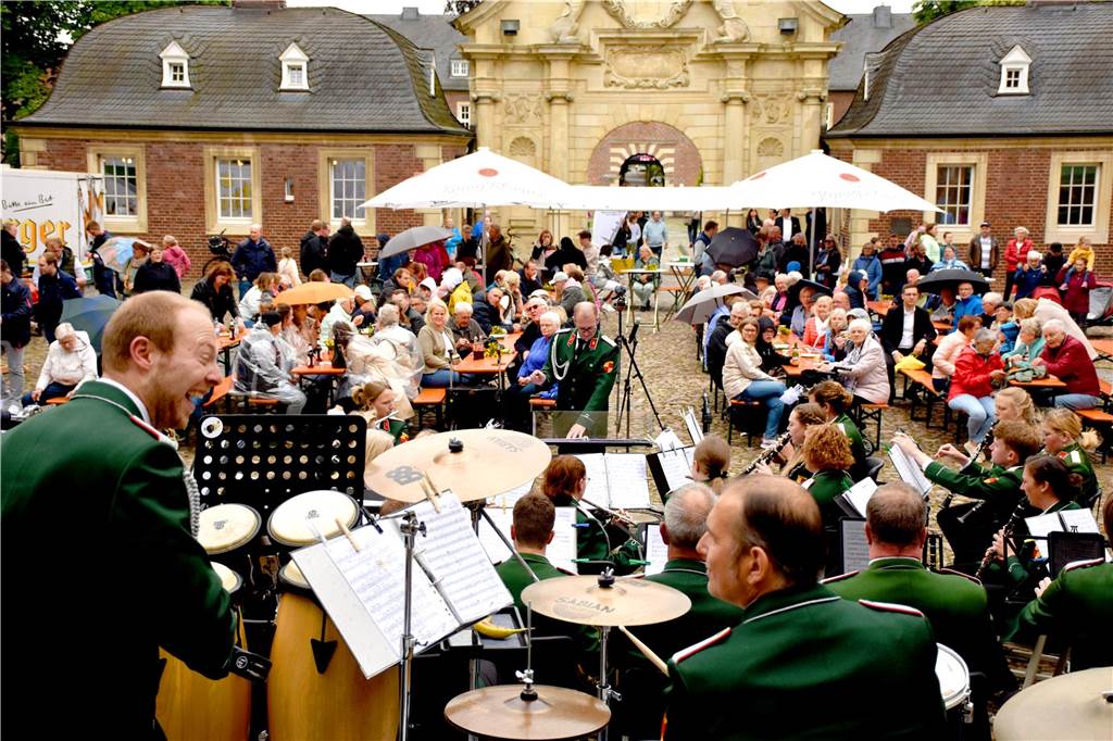 Publikum im Schlossinnenhof beim Kaffeekonzert der städtischen Kapelle