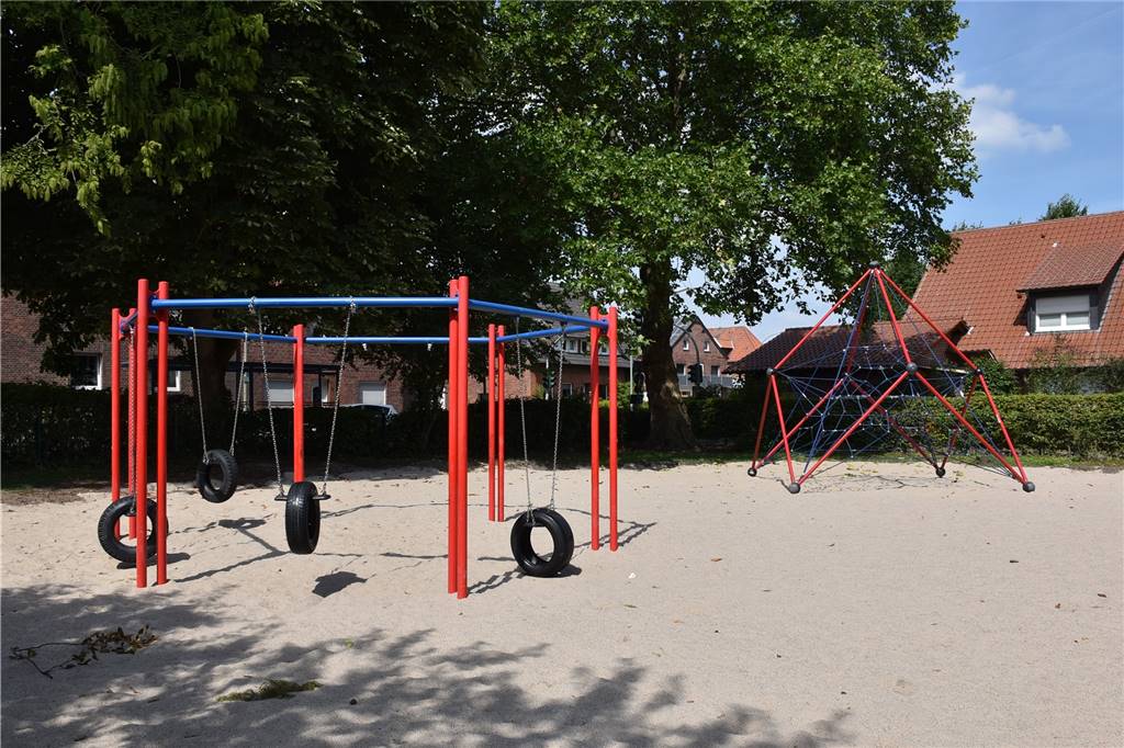 Lambertusschule Ascheberg: Fundament für Container ist hergerichtet Ein Spielplatz mit Sand