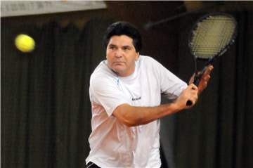 Am Neujahrstag geht am Kattenstätter Busch ein Schleifchenturnier über die Bühne. Emil Hnat ist Präsident und Tennistrainer des TuS Ickern.