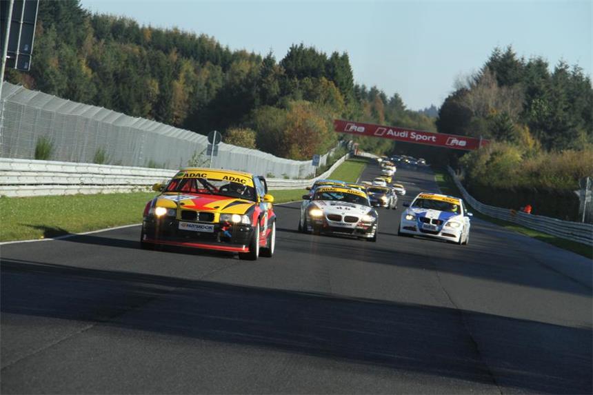 Am Nürburgring geht es ab: Verschiedene Klassen fahren bis Sonntag über die Strecke und nehmen dabei auch die berüchtigte Nordschleife mit. Veranstalter des Rennwochenendes ist der MSC Bork. 