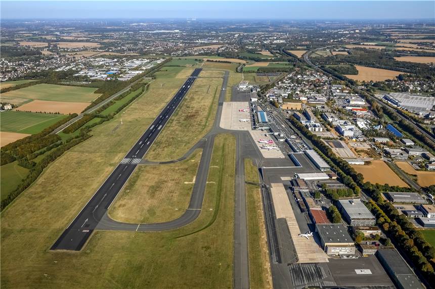 Flughafen Dortmund stellt Antrag auf Verlängerung der Landebahn Am oberen Ende der Landebahn des Flughafens ist als Markierung die Landeschwelle zu erkennen, die die Piste um 300 Meter verkürzt.