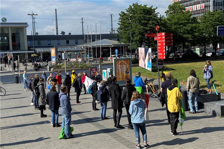 Fridays for Future demonstriert in Dortmund unter besonderen Bedingungen Am offenen Mikrofon wurden die Corona-Auflagen verlesen. Wer wollte, konnte danach eine Rede halten.