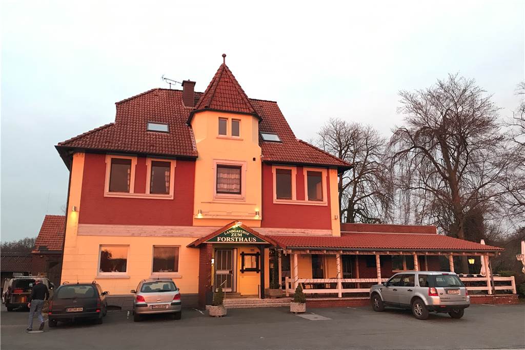 Der Olfener Landgasthof Zum Forsthaus bietet moderne Küche hinter betagten Mauern Am Olfener Ortseingang liegt das Forsthaus.