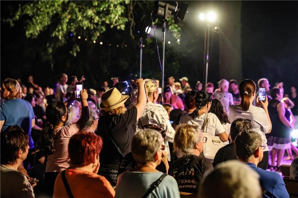 Am Platanenplatz spielte die Coverband „Kraftrock“.