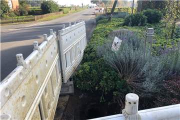 Am Polsumer Weg in Altendorf ist der Glasfaserausbau im vollen Gang. Ein neuer Wasserhausanschluss ist aber nicht zwingend mit drin.