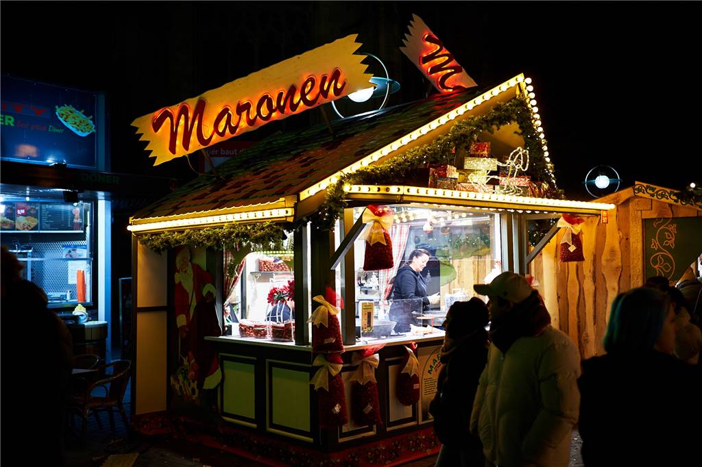 Die 5 außergewöhnlichsten Essensbuden auf dem Weihnachtsmarkt Am Rande der Reinoldikirche steht diese Maronenbude.