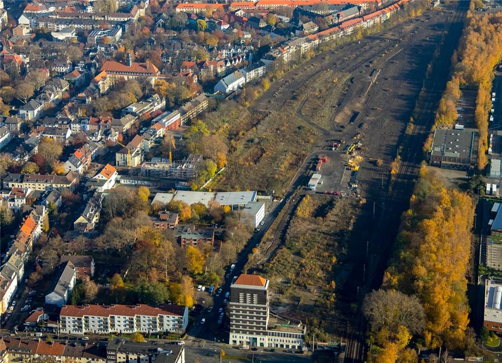 Am Rande des neuen Kronprinzen-Viertels, das auf dem früheren Südbahnhof-Gelände hinter dem Wasserturm am Heiligen Weg (unten) entsteht, soll an der Strecke der S4 ein neuer Haltepunkt entstehen (oben rechts).
