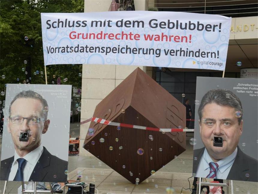SPD folgt Gabriel und stimmt für Vorratsdatenspeicherung Am Rande des SPD-Parteikonvents protestieren Demonstranten vor dem Willy-Brandt-Haus unter anderem gegen die geplante Neuregelung der Vorratsdatenspeicherung. Foto: Rainer Jensen