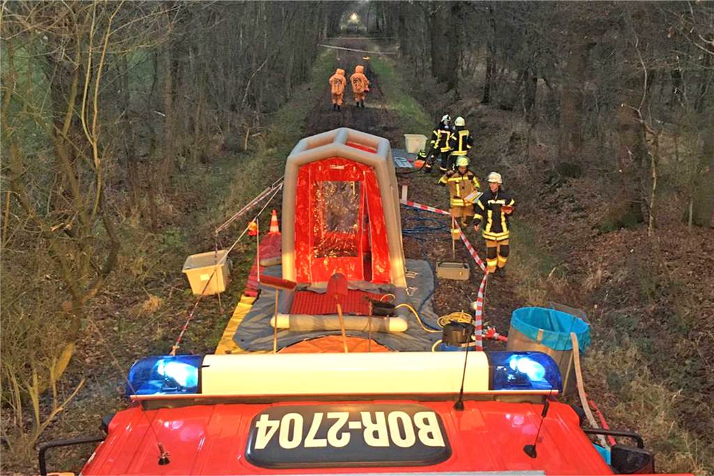 Großeinsatz: Unbekannte kippen Chemikalien aus der Drogenproduktion in Oedinger Graben Am Rande eines Wirtschaftsweges nahe der Baumwollstraße sind unbekannte, möglicherweise gefährliche Stoffe entdeckt worden.