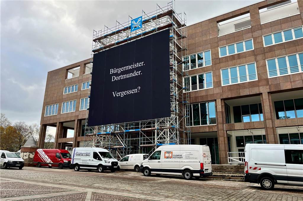Am Rathaus wird an den bislang einzigen jüdischen Bürgermeister Dortmunds erinnert.