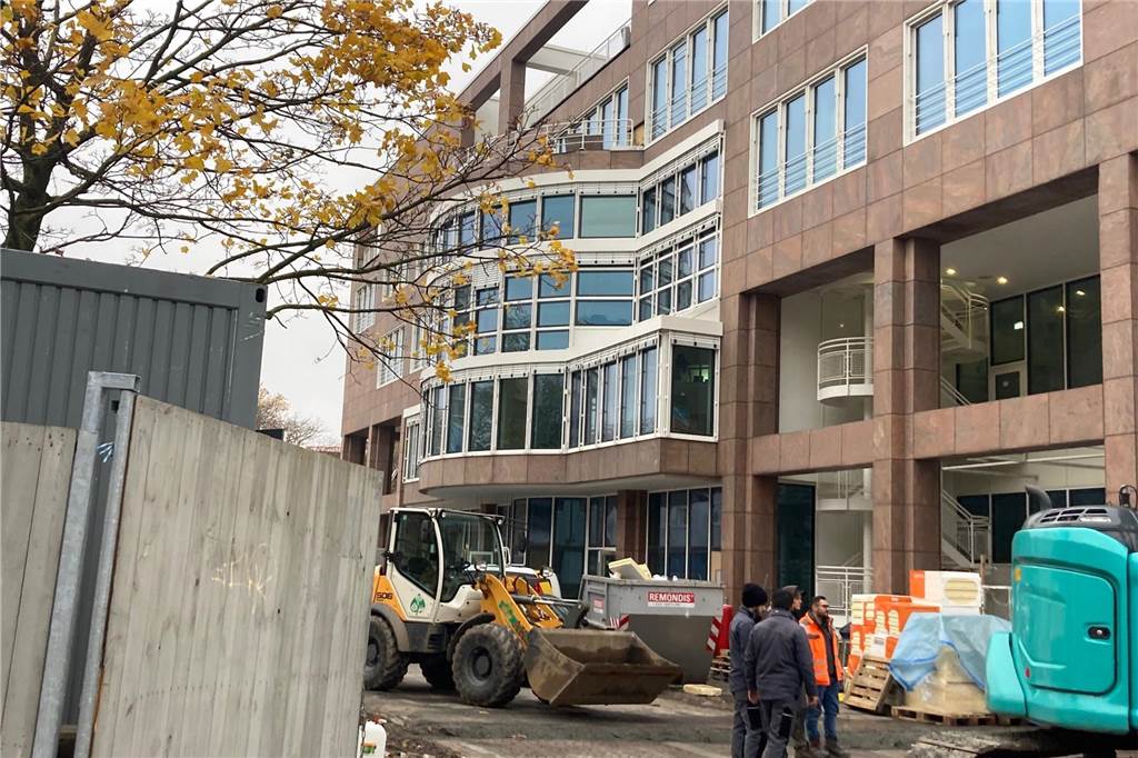 OB macht den Anfang bei Rückkehr ins sanierte Rathaus Am Ratssaal hinter der Glasfront an der Südseite des Rathauses wird noch kräftig gearbeitet.