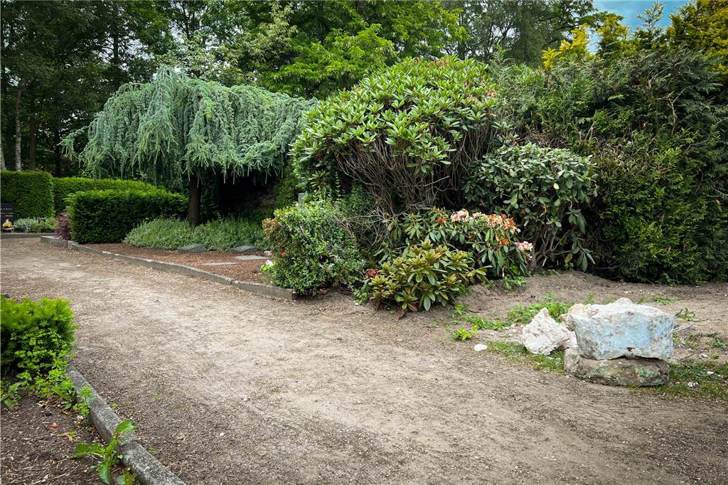 Lebensgroße Jesus-Statue weg: Metalldiebe wüteten auf Dorstener Friedhof Am rechten Bildrand sind noch Reste des Innenlebens von der Figur zu erkennen, die wenige Meter weiter auf der Gruft der Familie Schürholz stand.