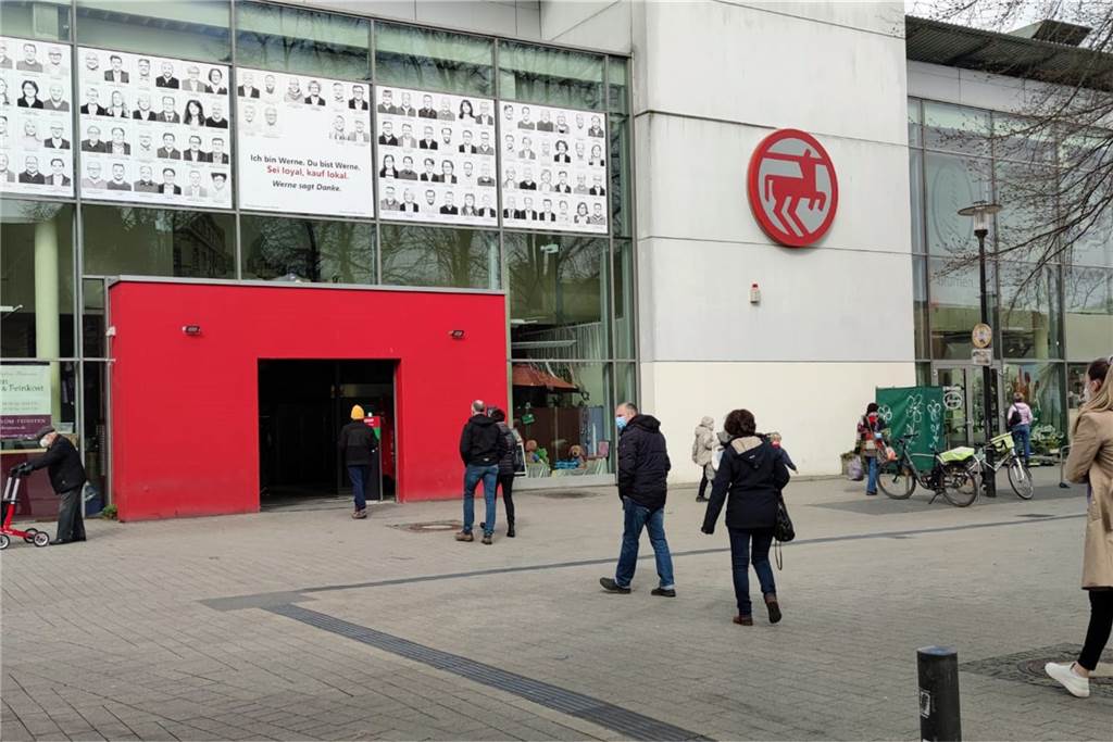 Schnelltest, Shopping, Lebensmittel - So ist die Lage in Werne an Karsamstag Am Rewe im Hornecenter müssen die Leute warten, bis sie in den Laden können. Man verfährt hier nach einem Ampelsystem.
