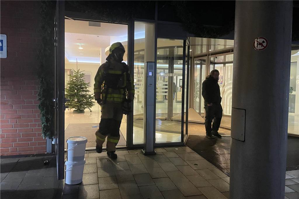 Alarm wegen Gasgeruchs: Feuerwehr kontrollierte im St. Rochus-Hospital Alarm wegen Gasgeruchs: Feuerwehr kontrollierte im St. Rochus-Hospital