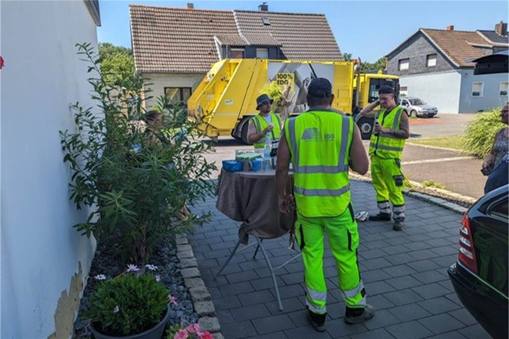 Sperrmüllsammlung in Huckarde und Deusen ist noch nicht beendet Die Müllwerker der EDG sind in Deusen bei der Sperrmüllsammlung mit Getränken versorgt worden