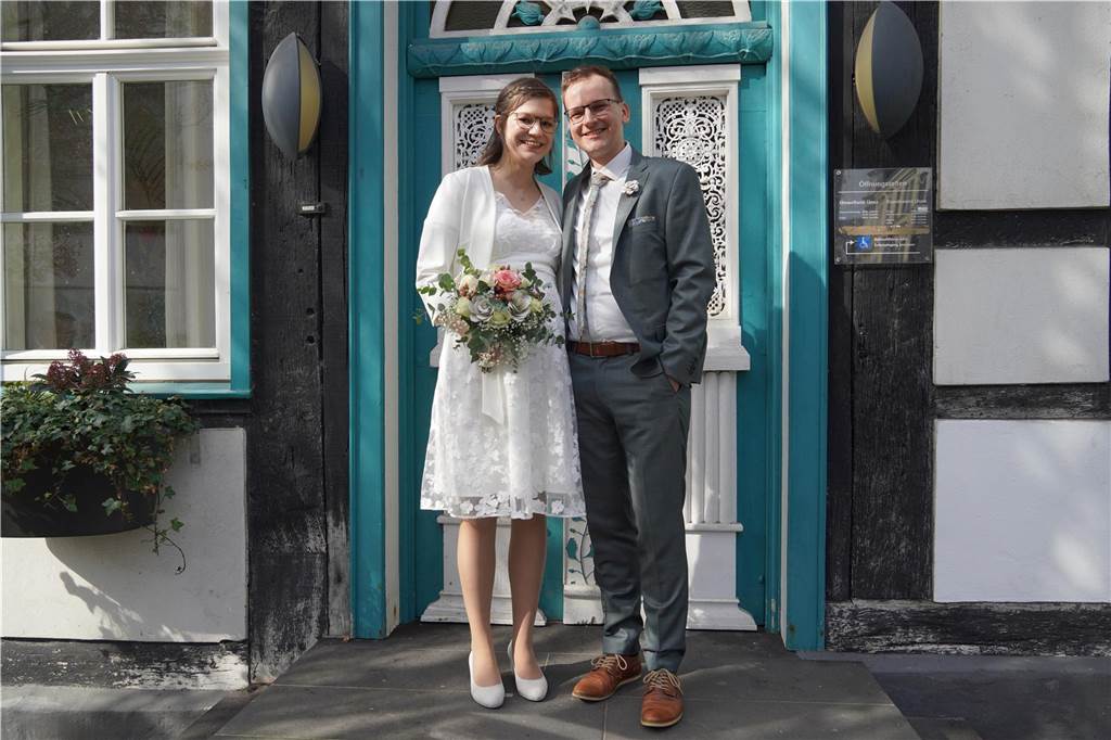 Aus Kommilitonen wird eine Familie: Sarah und Henning gaben sich das Jawort Am Samstag, 18. März, gaben sich Sarah und Henning aus Schwerte das Jawort im Standesamt in Unna.