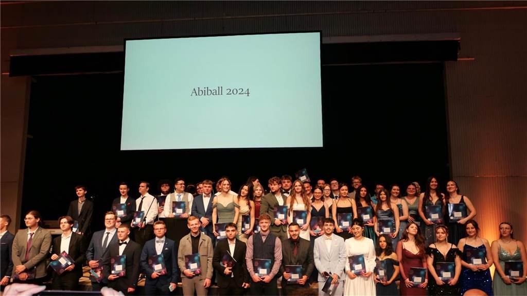 Am Samstag, 29. Juni, erhielten 48 Absolventinnen und Absolventen der Werner-von-Siemens-Gesamtschule Königsborn (WSG) im Rahmen des Abiballs in der Stadthalle Unna feierlich ihr Zeugnis.
