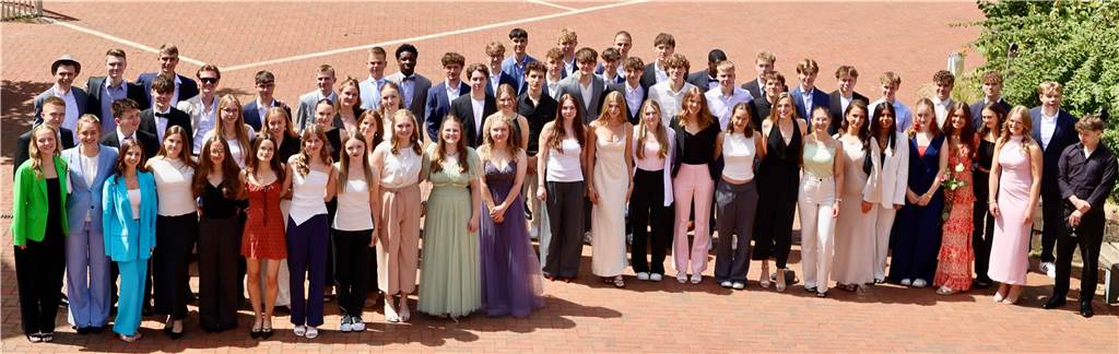 Am Samstag, 29. Juni, konnten alle 69 zum Abitur angetretenen Abiturientinnen und Abiturienten des Pestalozzi-Gymnasiums Unna in einer Feierstunde ihr Abiturzeugnis im Forum der Schule entgegennehmen.