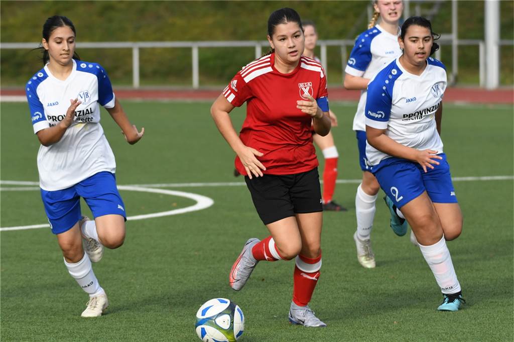 Am Samstag (29. Oktober) trennten sich die U15-Juniorinnen-Teams der SG Castrop rote Hemden) und des VfB Habinghorst mit einem 0:0. In der C-Juniorinnen-Kreisliga ist der VfB nach zwei Siegen und einem Remis Erster. Die belegt mt einem Sieg und einem Unentschieden Rang vier.